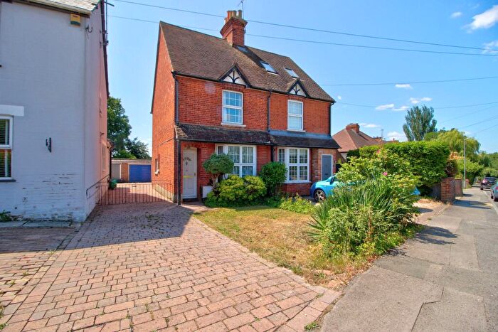 3 Bedroom Semi-Detached House For Sale In Matthewsgreen Road, Wokingham, RG41