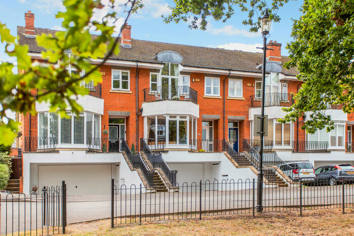 5 Bedroom House For Sale In Cambridge Square, Redhill, RH1