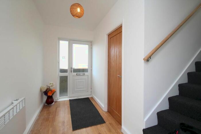 2 Bedroom Flat To Rent In Moor Grange View, Leeds, West Yorkshire LS16