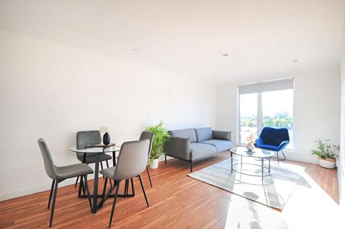 2 Bedroom Flat For Sale In Elmira Way, Salford, M5