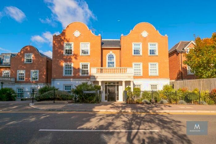 4 Bedroom Flat To Rent In Manor Road, Chigwell, IG7