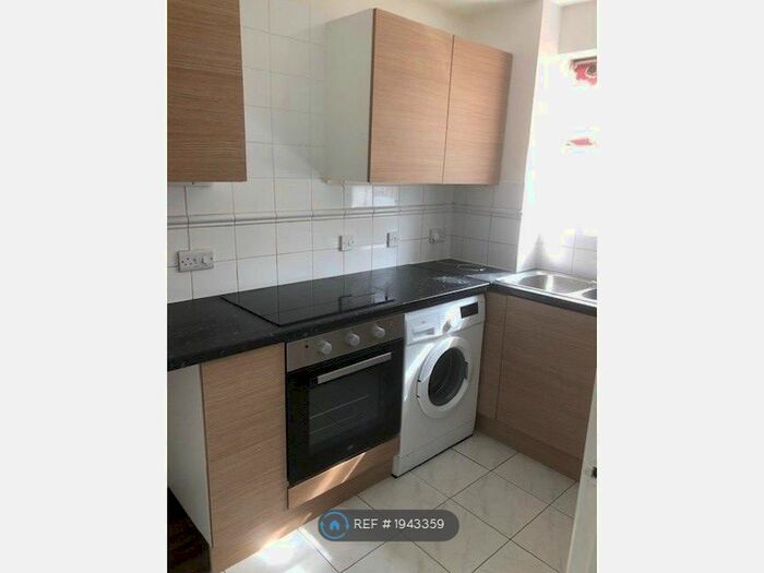 2 Bedroom Flat To Rent In Lovegrove Drive, Slough, SL2