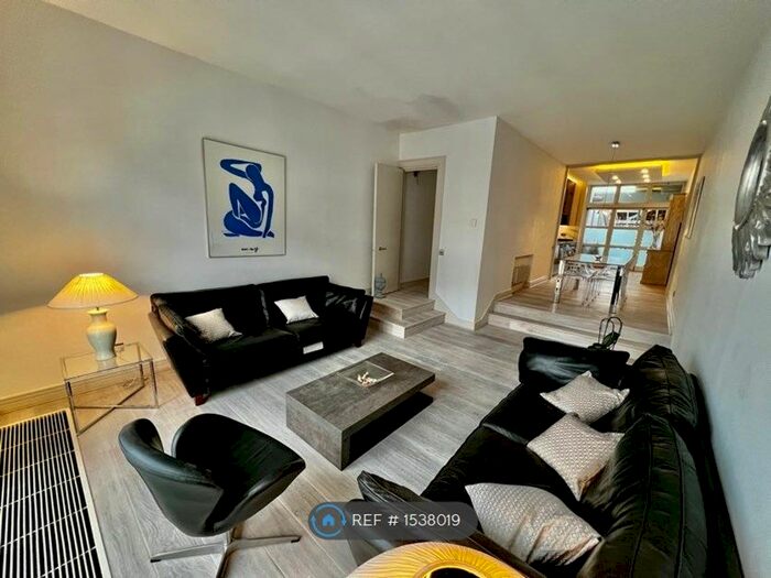 3 Bedroom Flat To Rent In The Cloisters, London, W2