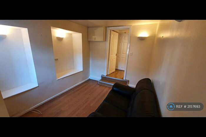 1 Bedroom Flat To Rent In Kirkstall Lane, Leeds, LS5