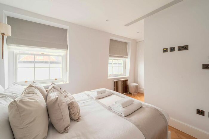 3 Bedroom Flat To Rent In Wimpole Street, Marylebone, London, W1G