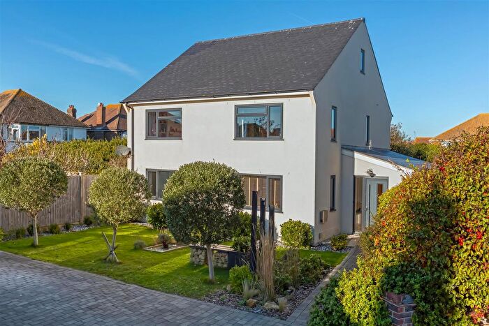 4 Bedroom Detached House For Sale In Anscombe Close, Worthing, BN11
