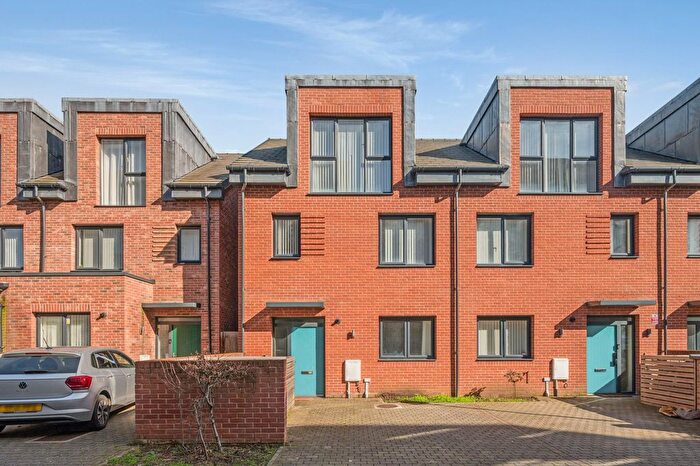 4 Bedroom Property For Sale In Reynard Way, Brentford, TW8