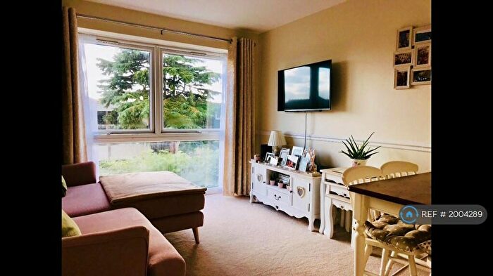 1 Bedroom Flat To Rent In Highland Court, London, E18