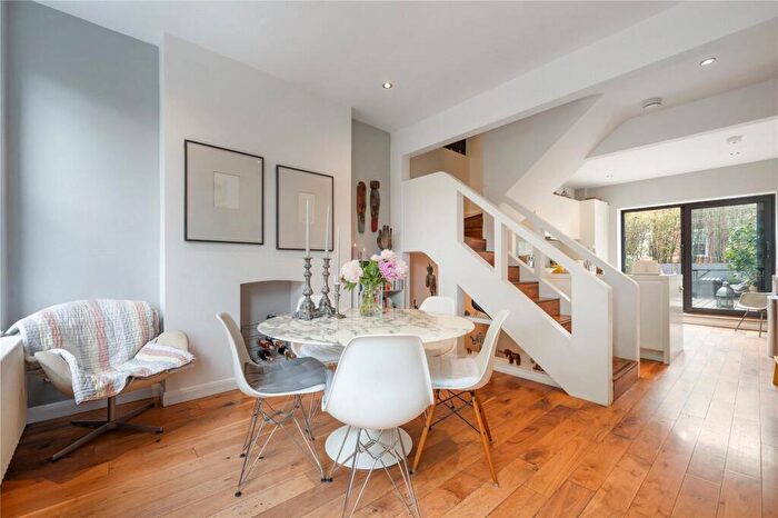 4 Bedroom Maisonette For Sale In Upper Street, Islington, London, N1