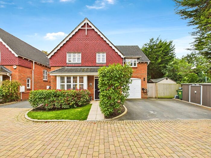 4 Bedroom Detached House For Sale In Fivens Place, Horsham, RH12