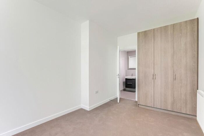 1 Bedroom Flat To Rent In Parkview House, Green Lanes, N8