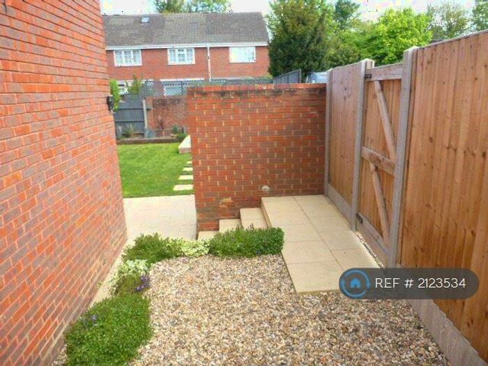 1 Bedroom Flat To Rent In Delaporte Close, Epsom, KT17