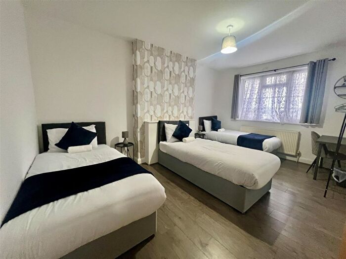 4 Bedroom Flat To Rent In Blackbird Hill, London, NW9