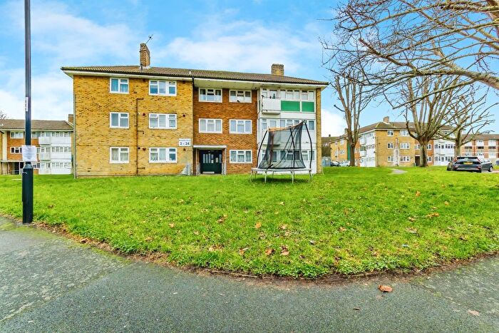 2 Bedroom Flat For Sale In Bramble Close, Croydon, Surrey, CR0