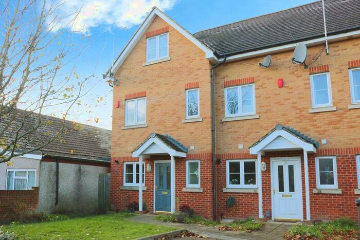 3 Bedroom End Of Terrace House To Rent In Harvey Road, Langley, SL3