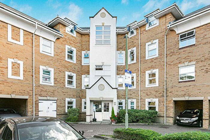 1 Bedroom Flat For Sale In International Way, Sunbury-On-Thames, Surrey, TW16