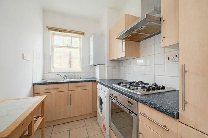 2 Bedroom Flat To Rent In Sutton Square, Hackney, London, E9