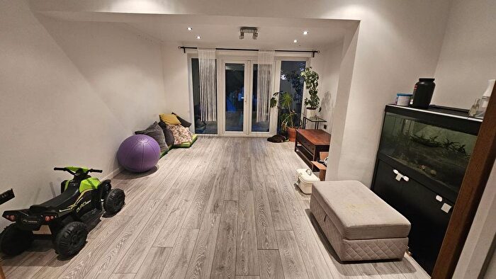 5 Bedroom Terraced House To Rent In Chigwell, IG7