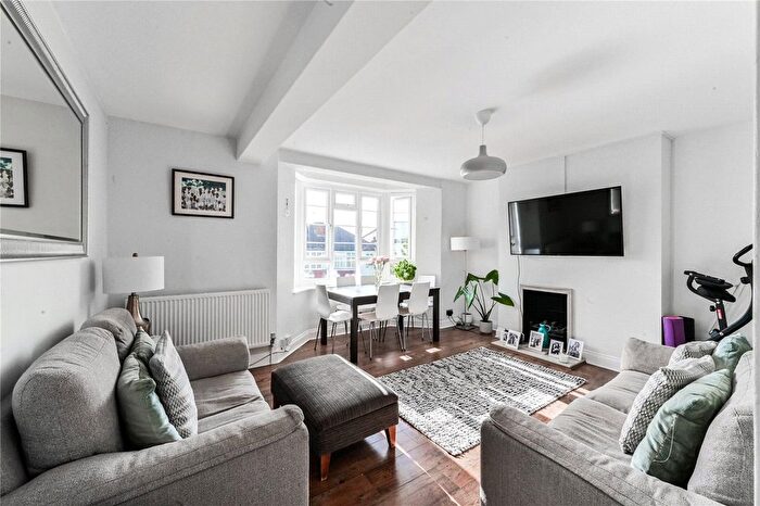 2 Bedroom Flat To Rent In The Drive, London, N11