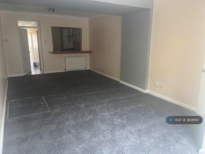 3 Bedroom Flat To Rent In Rainham, Gillingham, ME8
