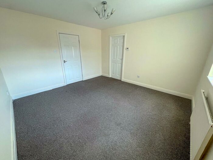 1 Bedroom Flat To Rent In Topaz Close, L4