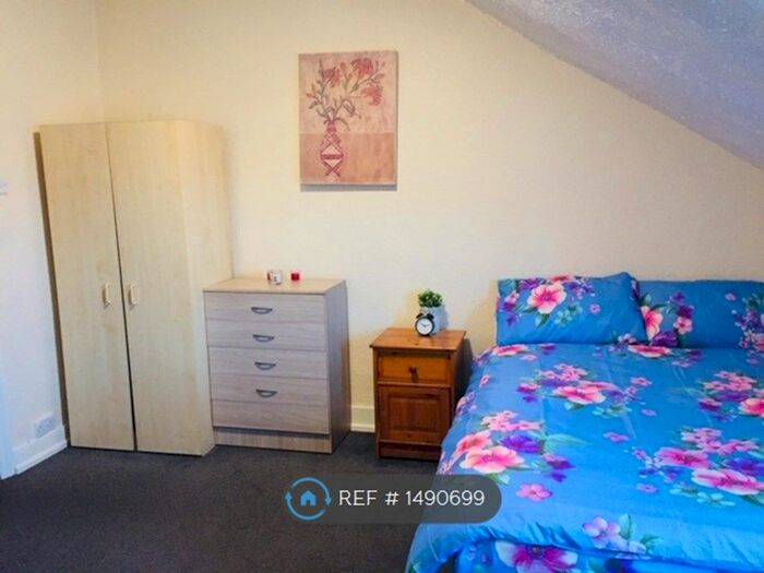 Studio To Rent In Bowes Road, London, N13