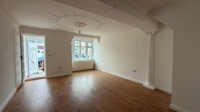 3 Bedroom Detached House To Rent In School Road, Dagenham, RM10