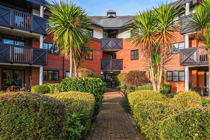 2 Bedroom Flat For Sale In Poplar Drive, Hutton, Brentwood, CM13