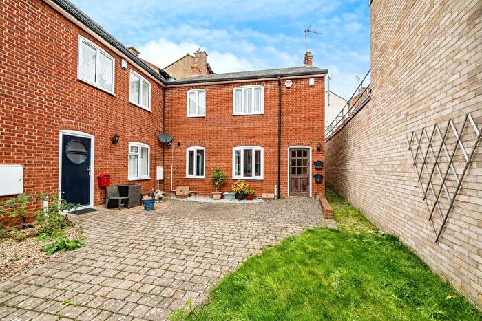 2 Bedroom Flat For Sale In Market Square, Leighton Buzzard, LU7