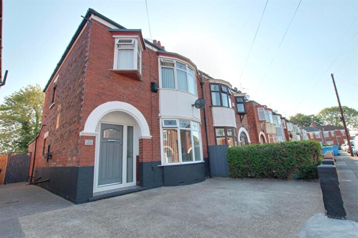 3 Bedroom Semi-Detached House For Sale In Kingsley Avenue, Hull, HU9