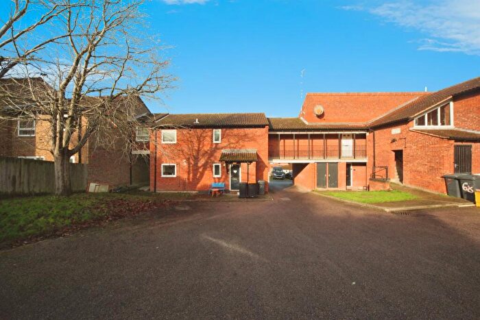 2 Bedroom Flat For Sale In Plaiters Way, Bidwell, Dunstable, LU5