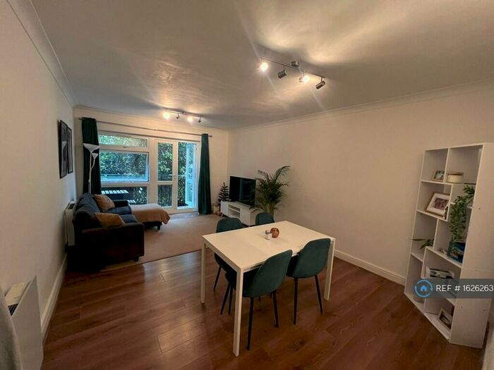 2 Bedroom Flat To Rent In Richmond Court, Kingston Upon Thames, KT2