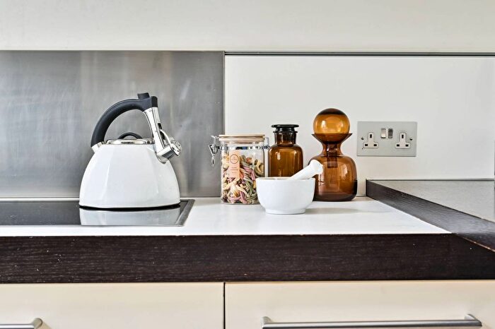 2 Bedroom Flat For Sale In Redcliffe Square, Chelsea, London, SW10