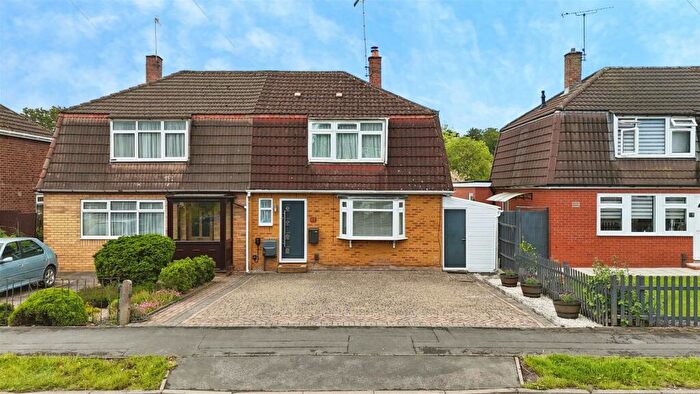 3 Bedroom Semi-Detached House For Sale In St. Michaels Road, Warwick, CV34