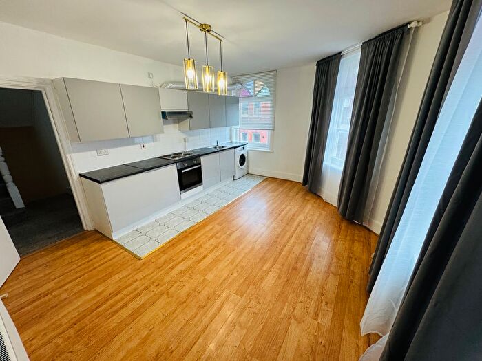 2 Bedroom Flat To Rent In Upper Tooting Road, London, SW17
