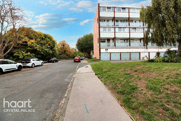 2 Bedroom Flat For Sale In Sylvan Road, London, SE19