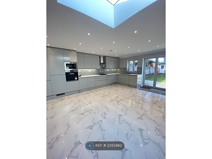 2 Bedroom Flat To Rent In Hounslow, Hounslow, TW3