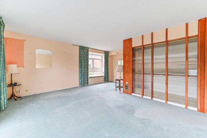 2 Bedroom Flat For Sale In Maresfield, Croydon, CR0