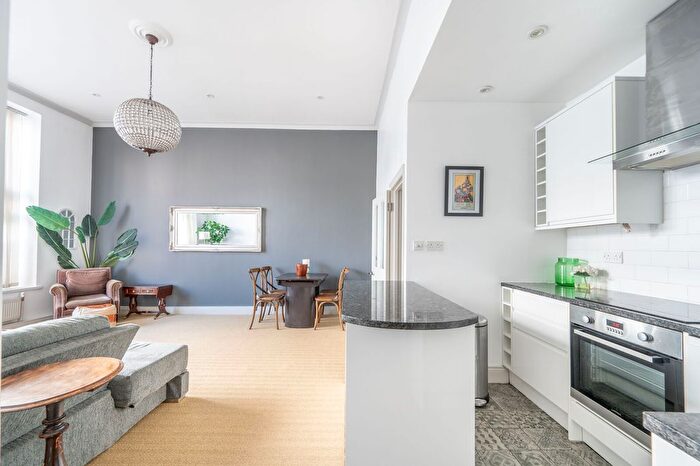 2 Bedroom Flat To Rent In Arundel Gardens, Notting Hill, London, W11