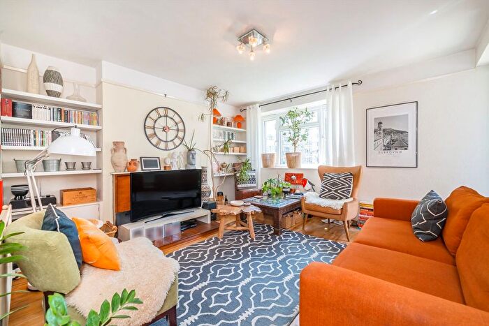 2 Bedroom Flat For Sale In Peterborough Road, London, SW6