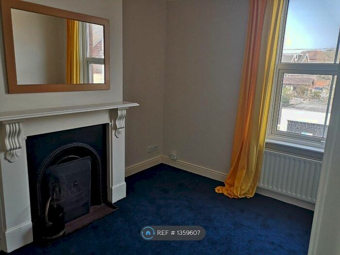 2 Bedroom Flat To Rent In St. James Road, East Grinstead, RH19