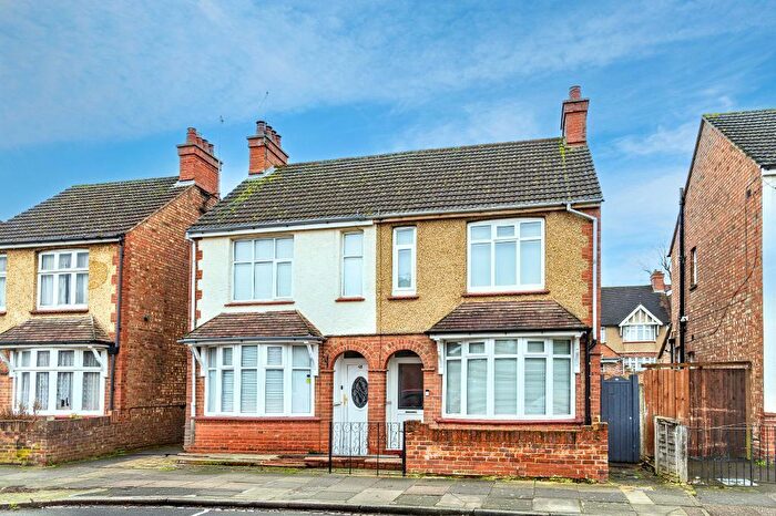 3 Bedroom Semi Detached House For Sale In Miller Road, Bedford, MK42