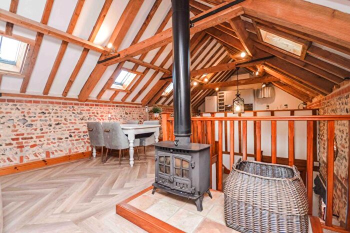 2 Bedroom Barn Conversion To Rent In Roughton, NR11