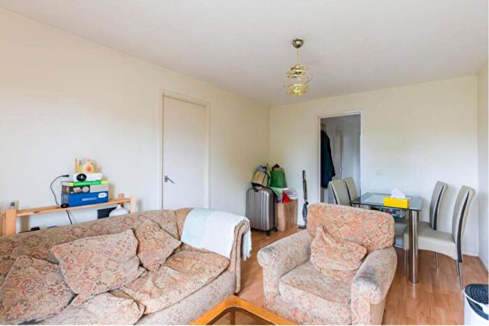 2 Bedroom Apartment To Rent In Taeping Street, E14