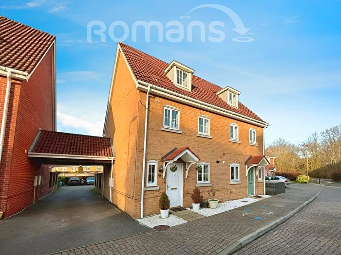 3 Bedroom Semi-Detached House To Rent In Knightwood Close, Farnborough, GU14