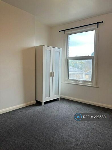 3 Bedroom Flat To Rent In Wood Vale, London, SE23