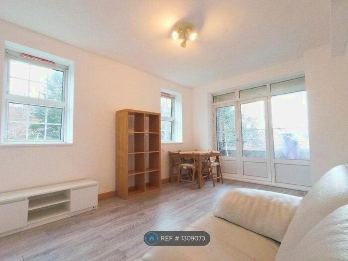 2 Bedroom Flat To Rent In Glebe Court, Mitcham CR4