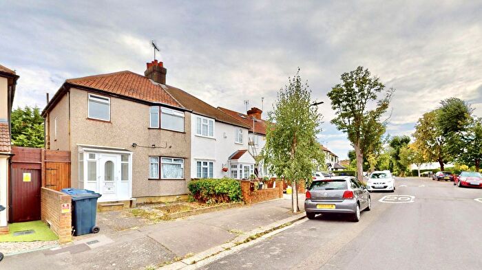 3 Bedroom Property To Rent In Avalon Road, London, W13