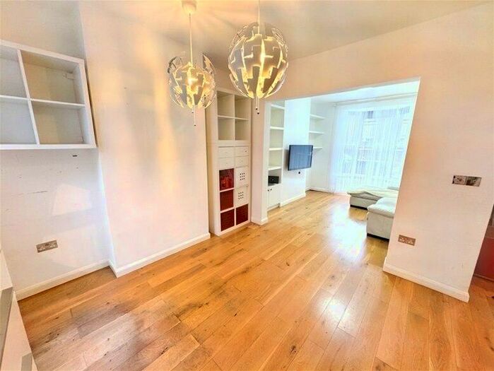 2 Bedroom House To Rent In Henniker Road, Stratford, E15
