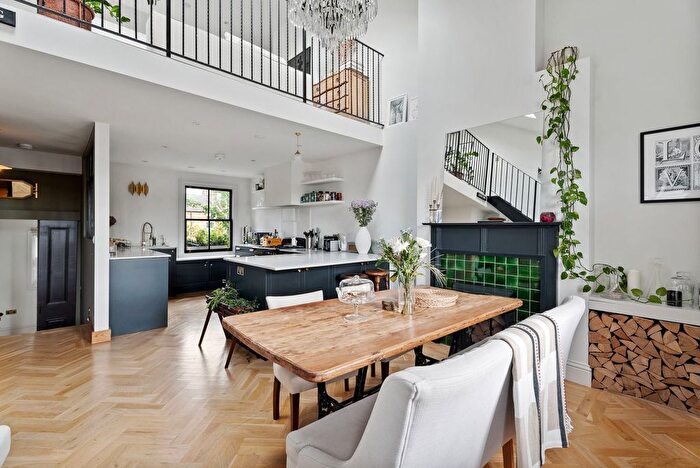 3 Bedroom Flat For Sale In Macfarlane Road, London, W12